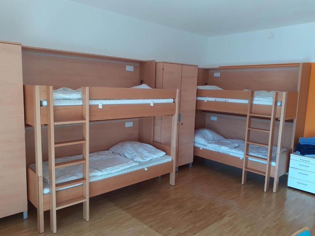 Postel nebo postele na pokoji v ubytování Jugendherberge Tamsweg