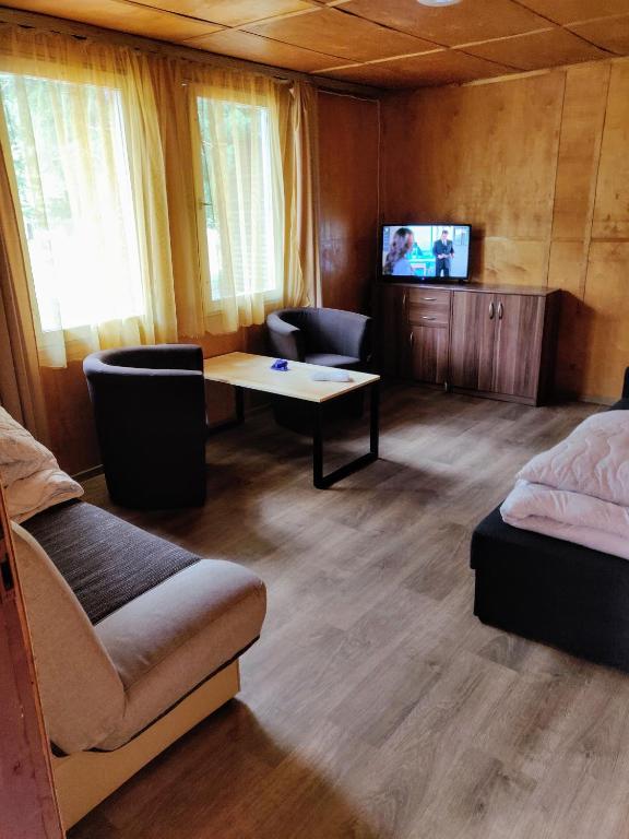 TV a/nebo společenská místnost v ubytování Osada Kujanki - domek wakacyjny