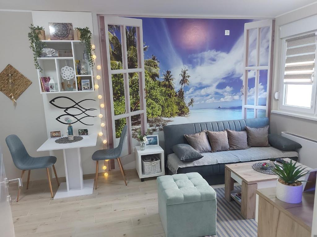 uma sala de estar com um mural de uma praia em # Espresso 2 Apartman sa garazom em Sremska Mitrovica