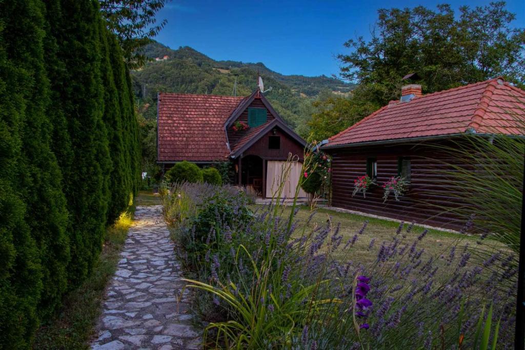 een stenen pad naar een huis en een huisje bij Drinska Tajna in Bajina Bašta