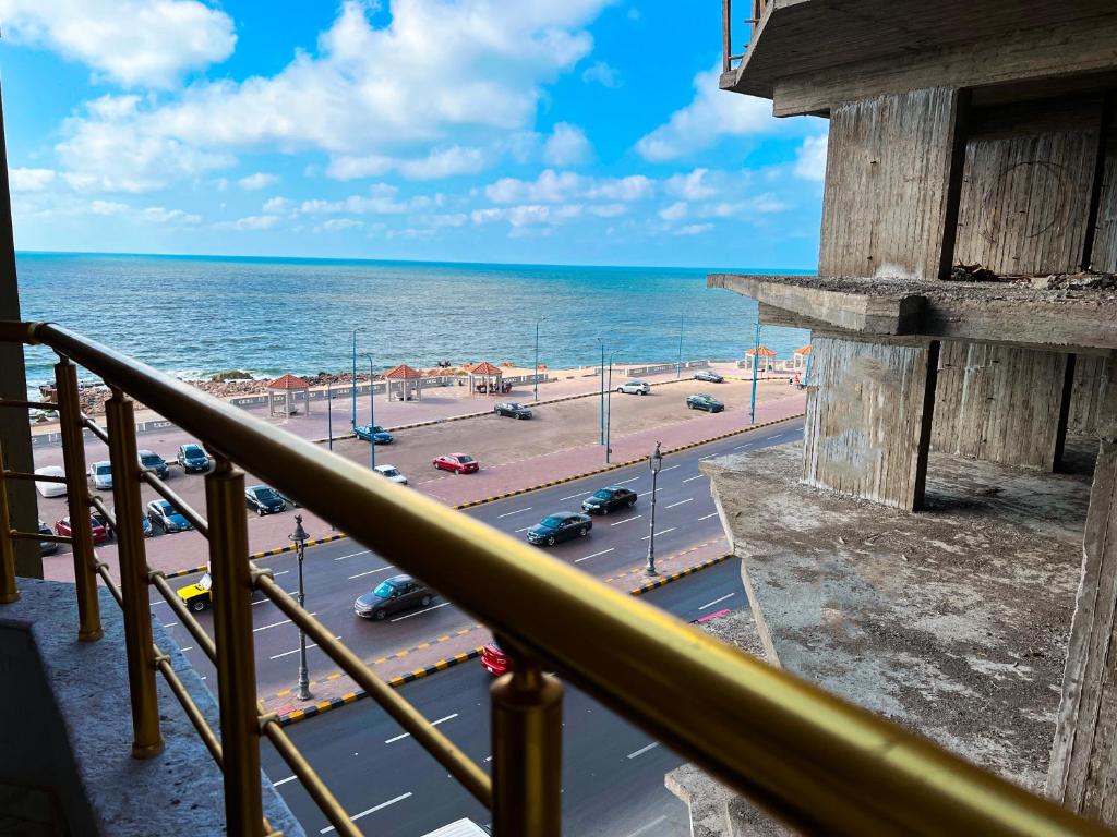 einen Balkon mit Meerblick in der Unterkunft SPACIOUS 3BED APT BEACH FRONT VIEW OF ALEXANDRIA in Alexandria