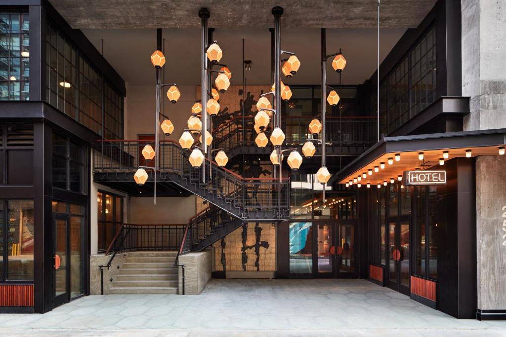 un lampadario pendente appeso al lato di un edificio di Ace Hotel Brooklyn a Brooklyn