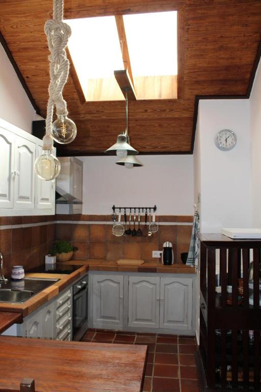 Kuchyň nebo kuchyňský kout v ubytování VILLA LA CAPIROTA