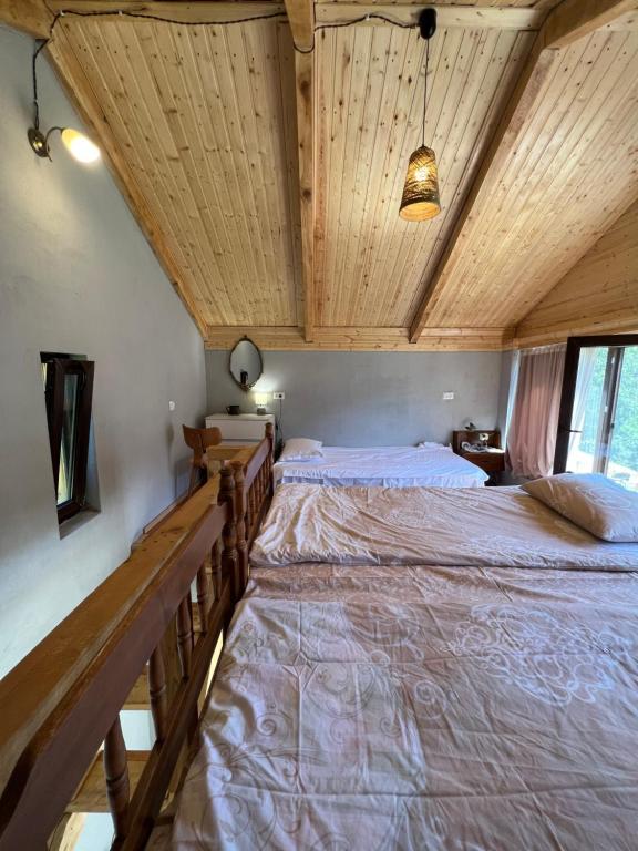 Postel nebo postele na pokoji v ubytování Mitarbi Silence - cozy holiday cottages in mountains