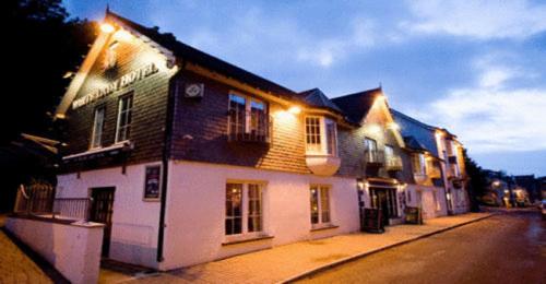 ein Gebäude mit Lichtern an der Straßenseite in der Unterkunft The White Lady Hotel in Kinsale