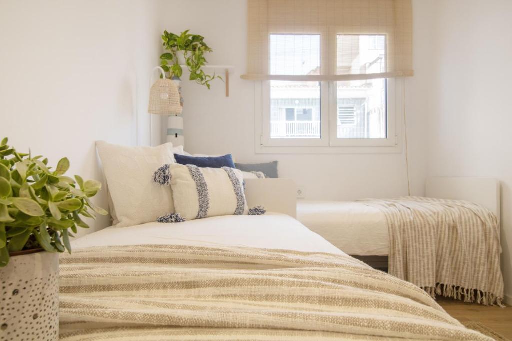 Postel nebo postele na pokoji v ubytování Vivalidays Apartour - Calella