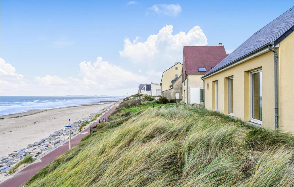 - un bâtiment sur la plage à côté de l'océan dans l'établissement Stunning Home In Pirou With Wifi, à Pirou