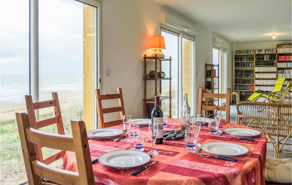 Zdjęcie z galerii obiektu Nice Home In Pirou With House Sea View w mieście Pirou