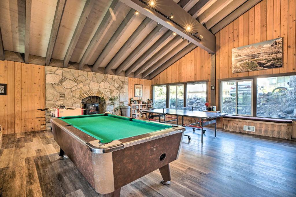Τραπέζι μπιλιάρδου στο Elegant Mountain-View Condo Less Than 1 Mi to Lifts!