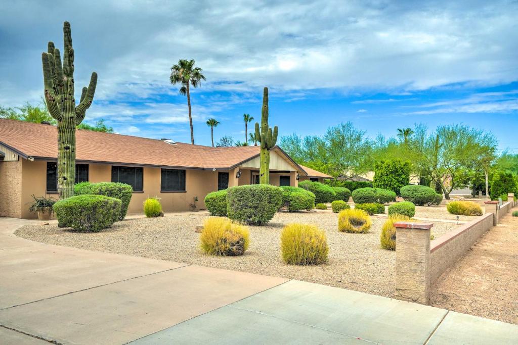 Modern Glendale Desert Destination with Patio!, Phoenix (updated prices