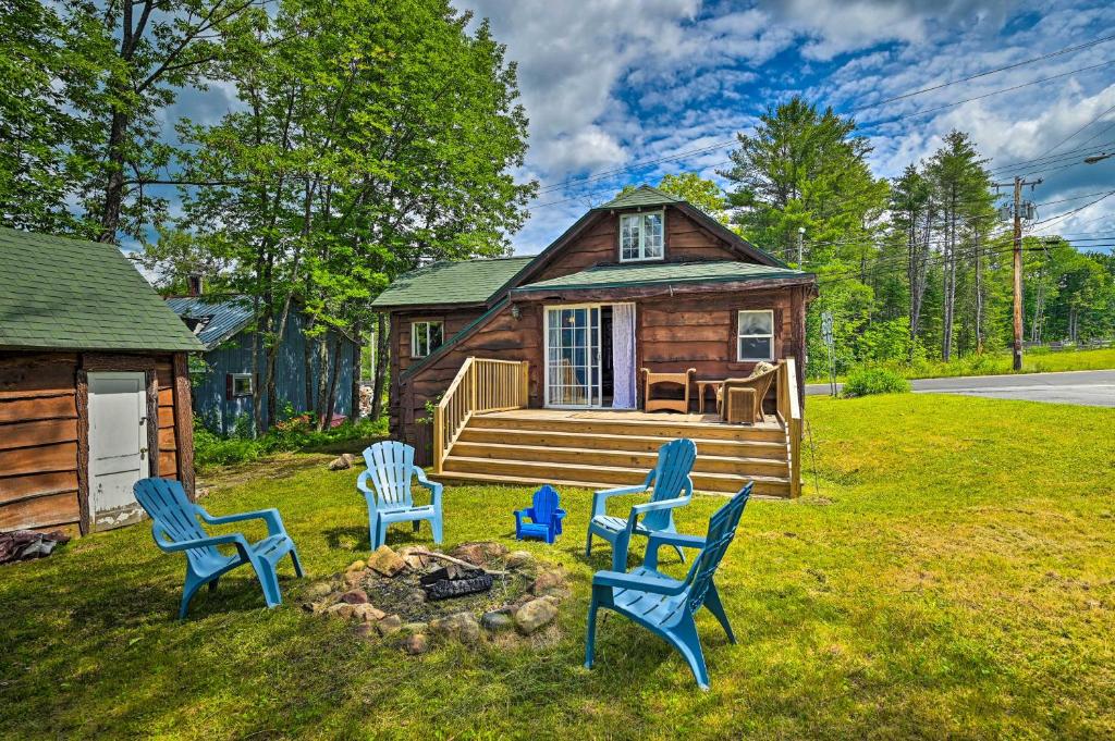 un groupe de chaises bleues devant une cabine dans l'établissement Rustic Caroga Lake Retreat Fish, Hike and Ski!, à Caroga Lake