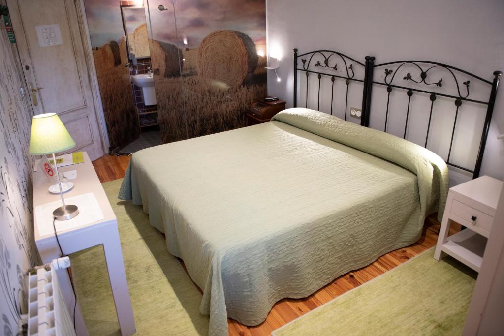 Postel nebo postele na pokoji v ubytování Hostal Rural Txapi Txuri Logis Hotels