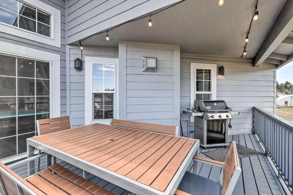 una terraza con una mesa y una parrilla en una casa en Modern Flagstaff Home Deck, Patio and Fire Pit, en Mountainaire