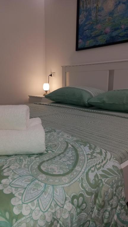 Schlafzimmer mit einem Bett mit Teppichboden in der Unterkunft Piccina House in Cefalú