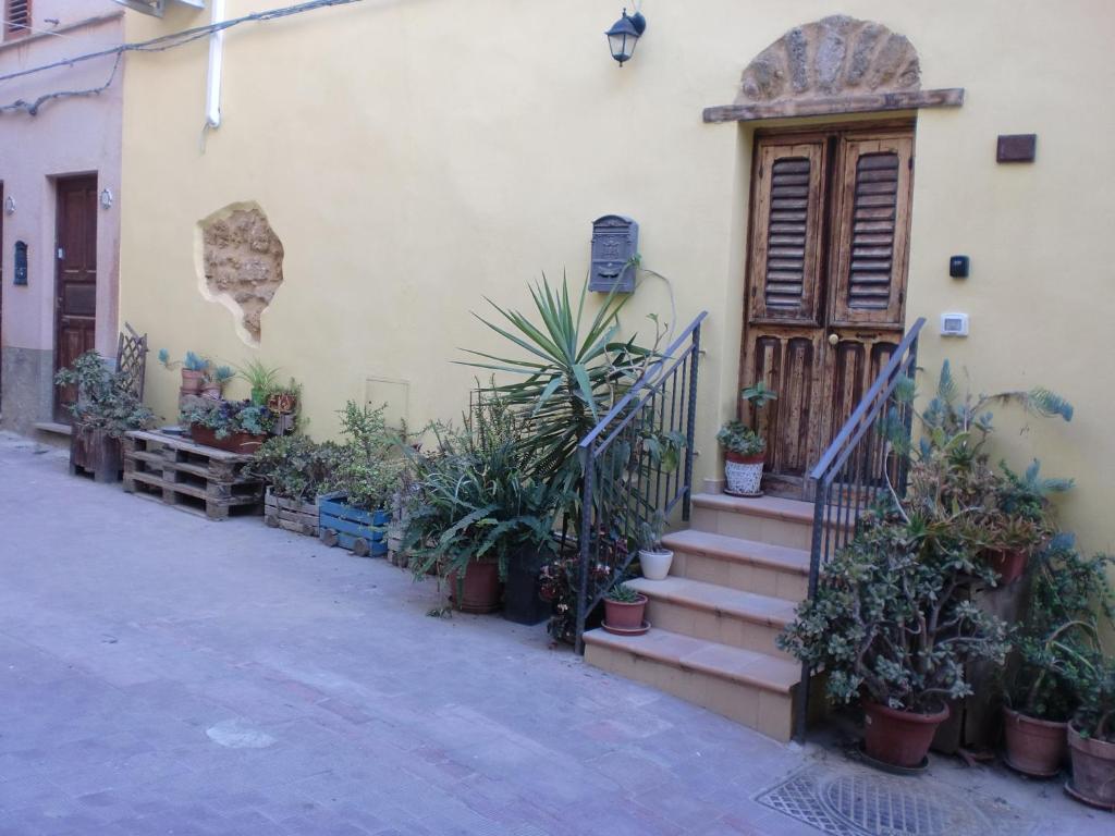 um edifício com escadas e plantas em frente a uma porta em DMZ - Agrigento Apartment em Agrigento