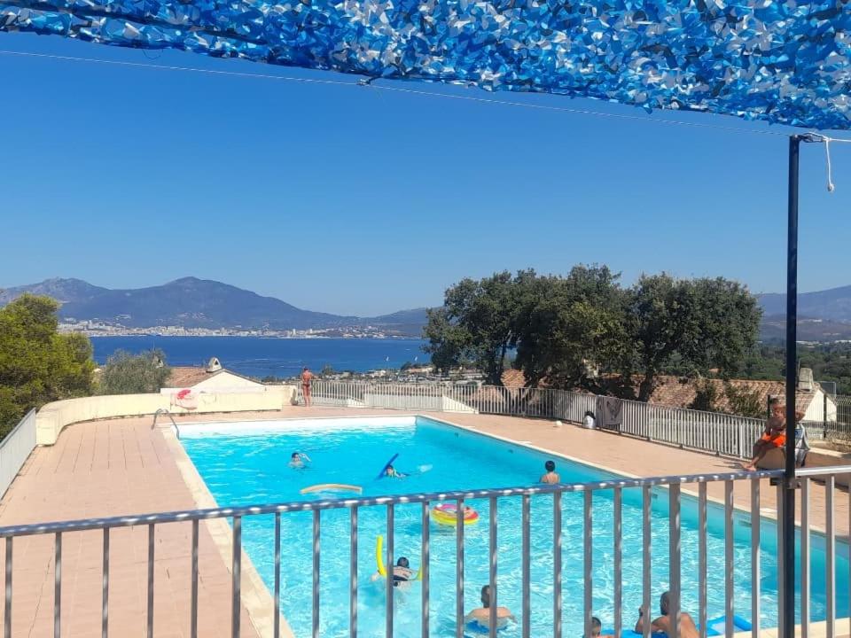 Výhled na bazén z ubytování PORTICCIO villa dans résidence avec piscines 4-6 personnes BRILOC Appartements nebo okolí