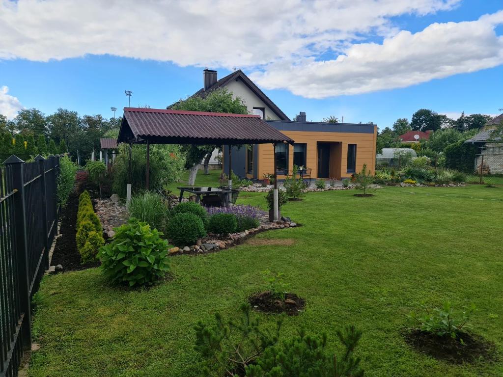 una casa con giardino e recinzione di Sipis House a Šiauliai