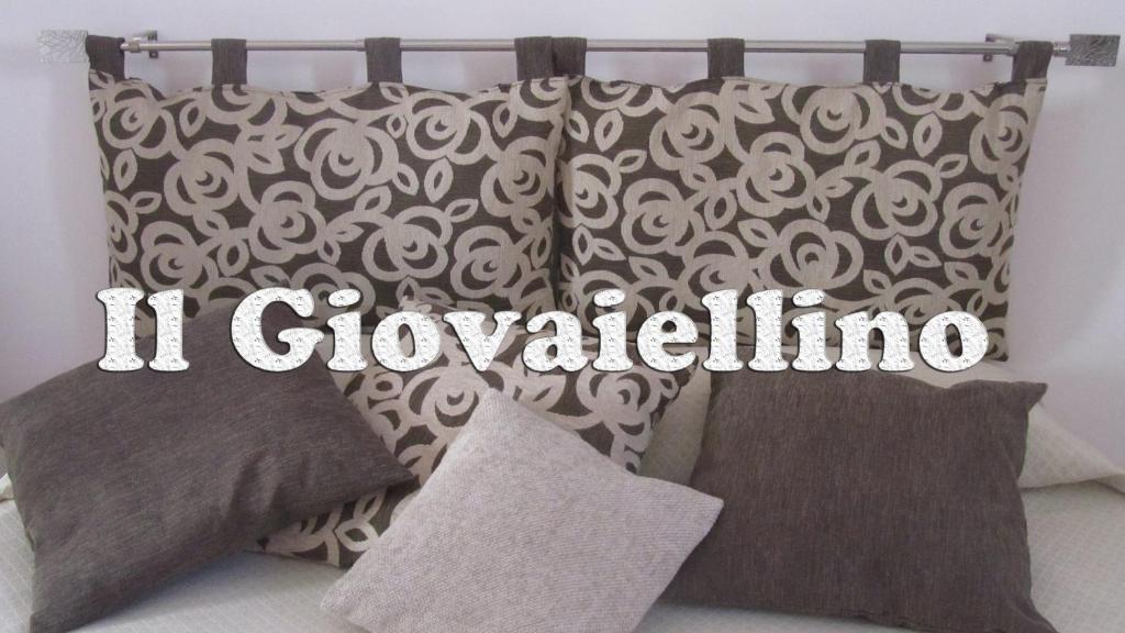 a room with pillows and a curtain with the words itoldemort at Il Giovaiellino in Belpasso