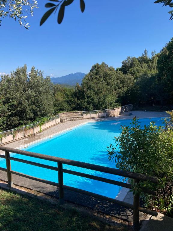 una grande piscina blu con recinzione in legno di BREAK THE ICE a Corvara