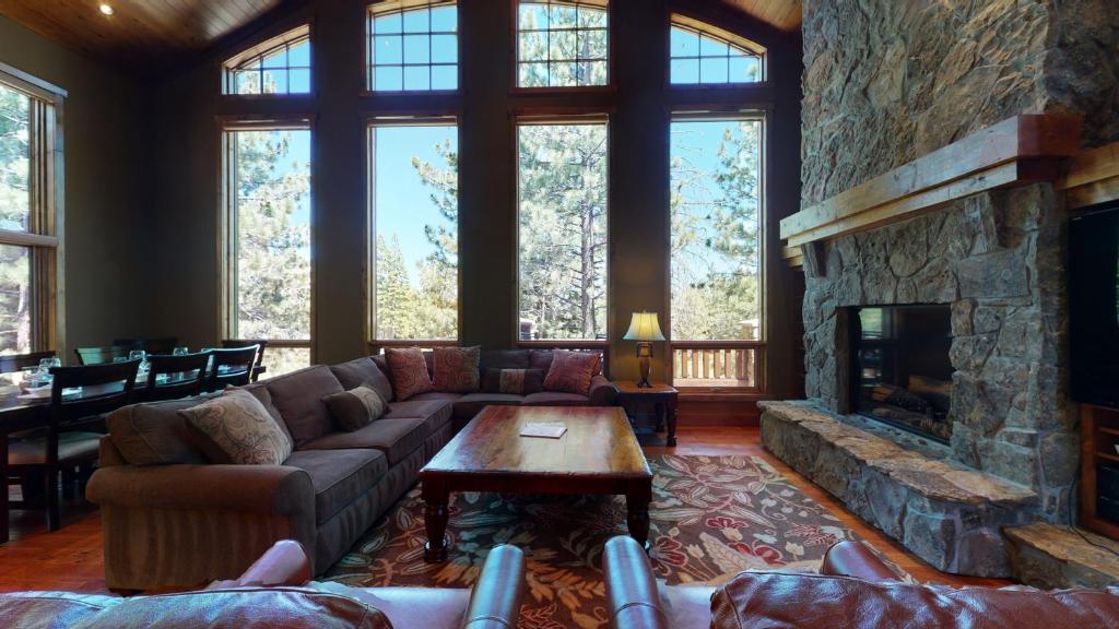 Stonegate 12-Stay in absolute luxury in this Lodge by Village! New hot tub!