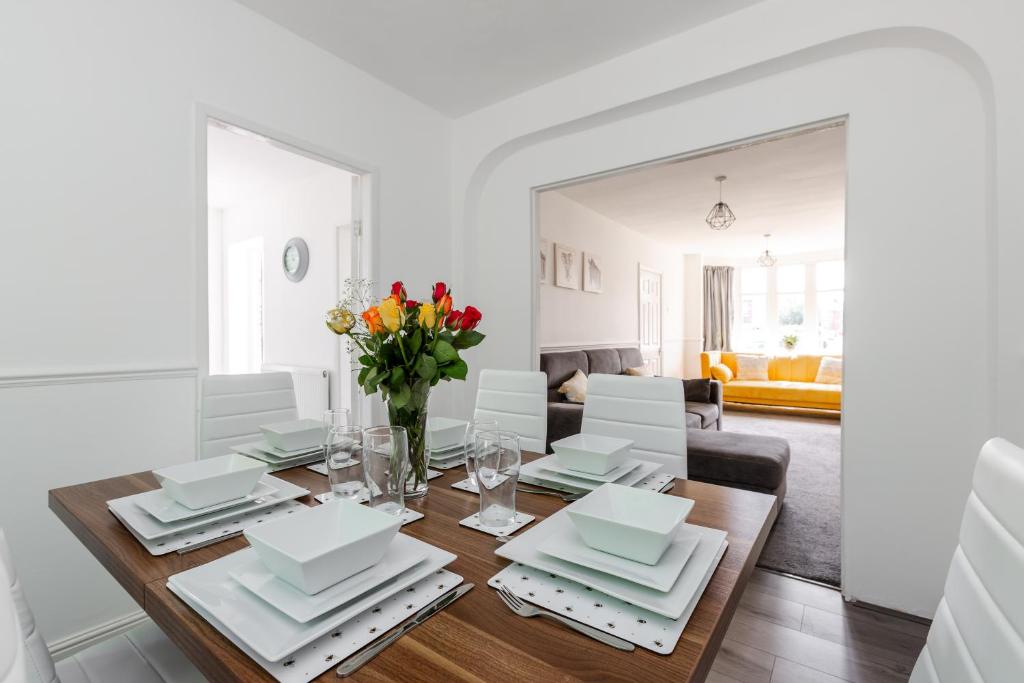 1 mile to Etihad Stadium & Coop arena, free parking, 7 ppl - Holiday Home