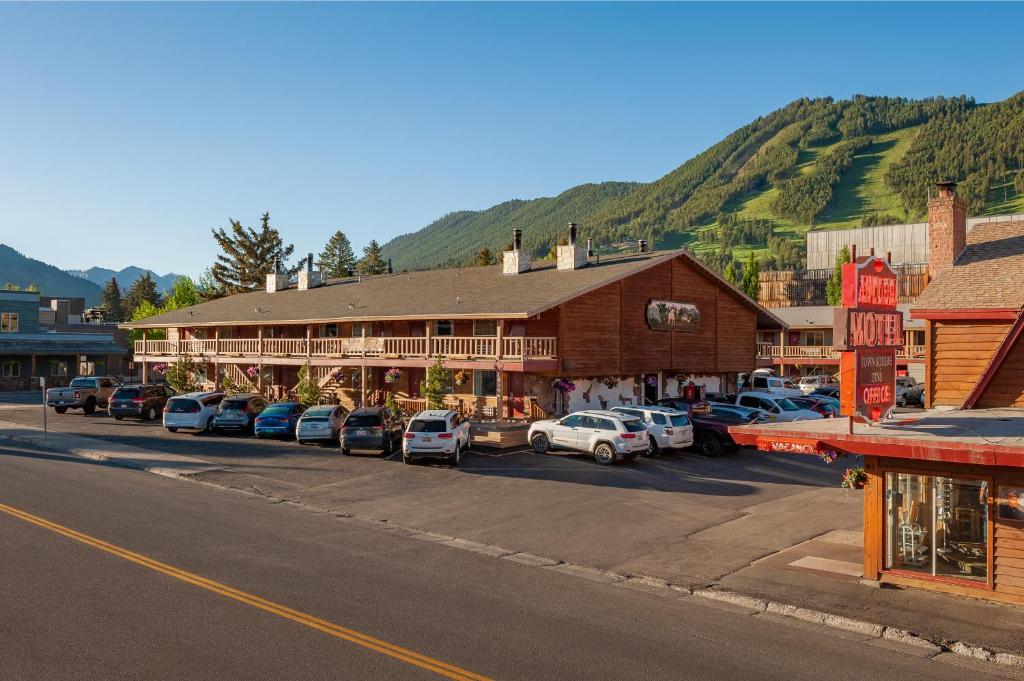 una pequeña ciudad con coches estacionados en un estacionamiento en Antler Inn, en Jackson