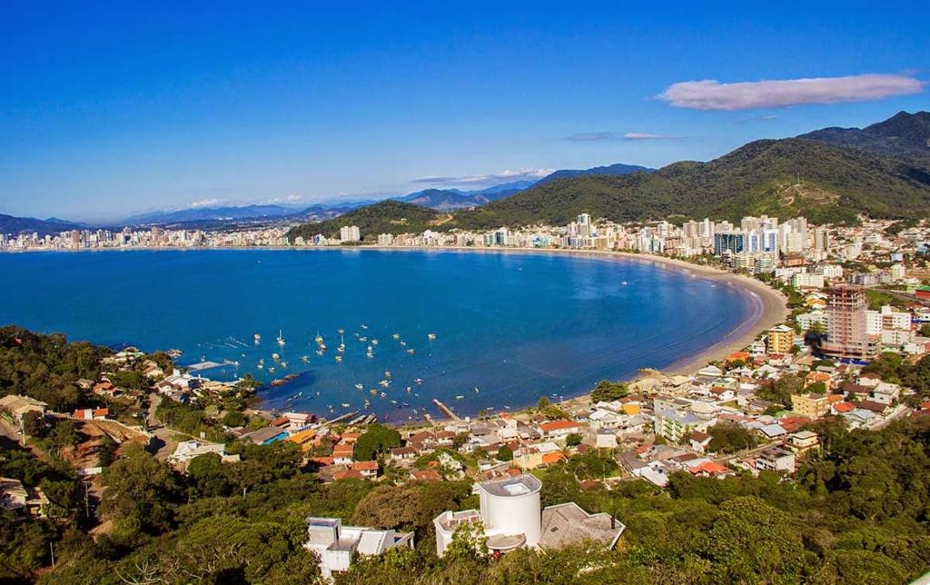 una vista aérea de una ciudad y una playa en Apartamento Aconchegante em Itapema, en Itapema