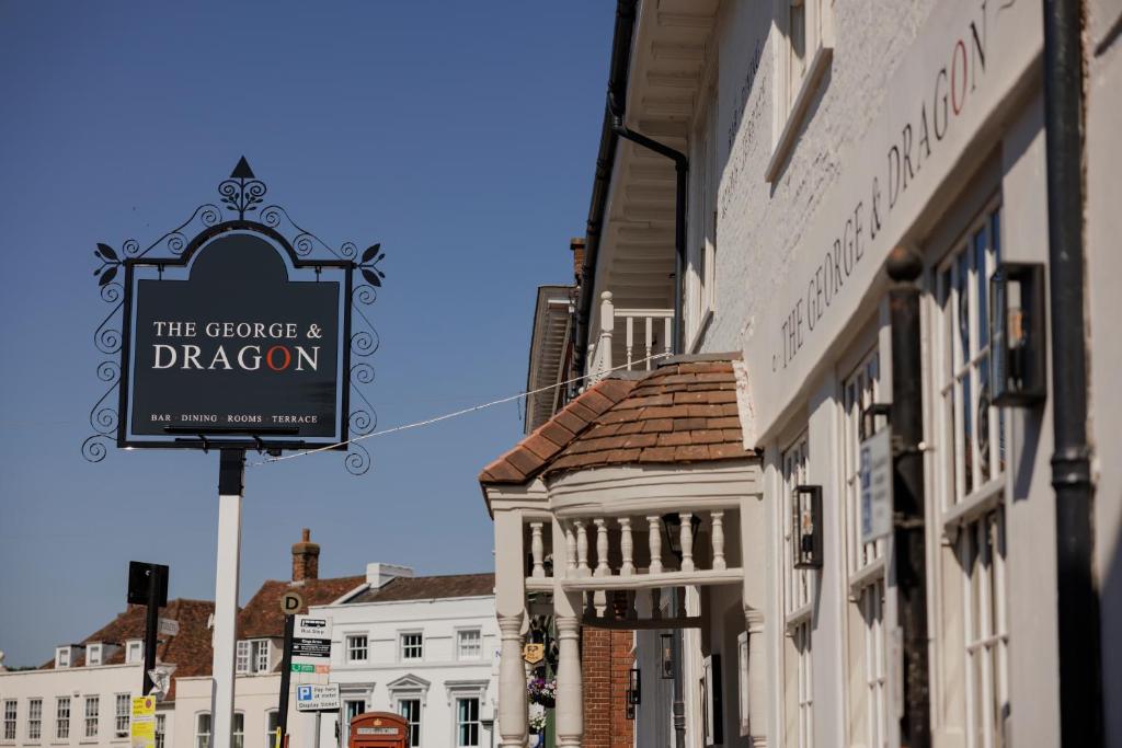una señal para el garaje y dragón en una calle de la ciudad en The George & Dragon en Westerham