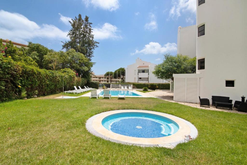 Bazén v ubytování Apartamento Vilamoura nebo v jeho okolí