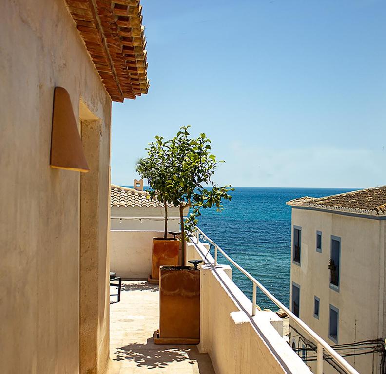 una vista del océano desde dos edificios en Blue Sardine Hostal Boutique Altea Adults Only, en Altea