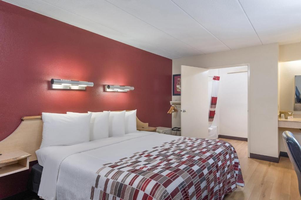Red Roof Inn Philadelphia - Trevose - Deluxe King Room Disability Access Smoke Free