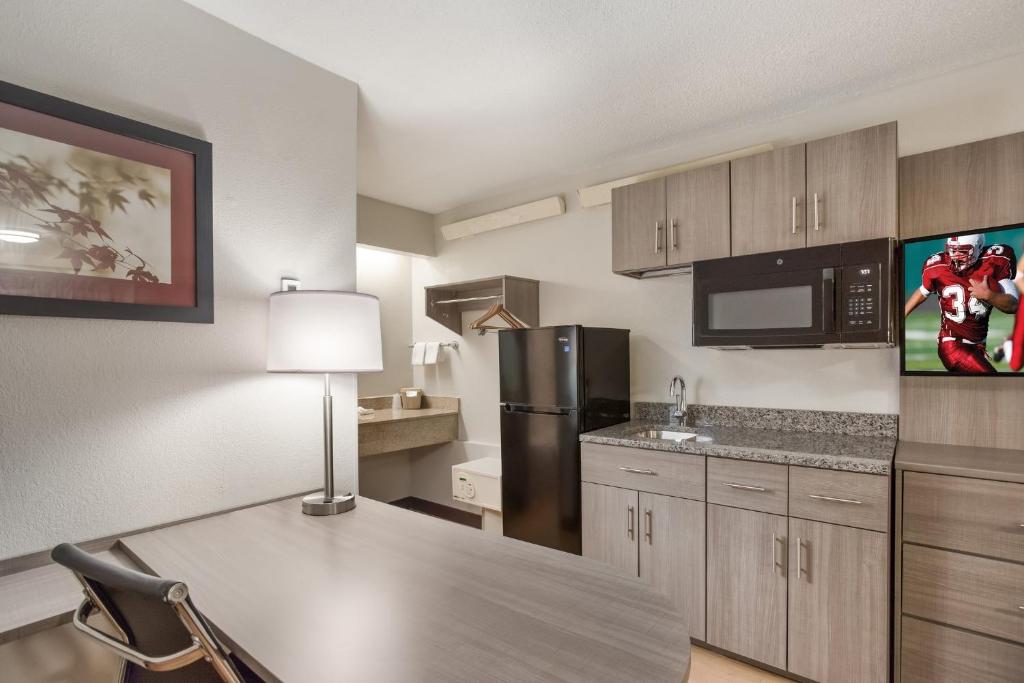 Red Roof Inn Philadelphia - Trevose - Deluxe King Room With Kitchenette Smoke Free