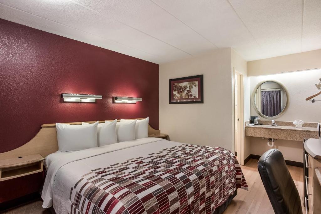 Red Roof Inn Philadelphia - Trevose - Standard King Room Smoke Free