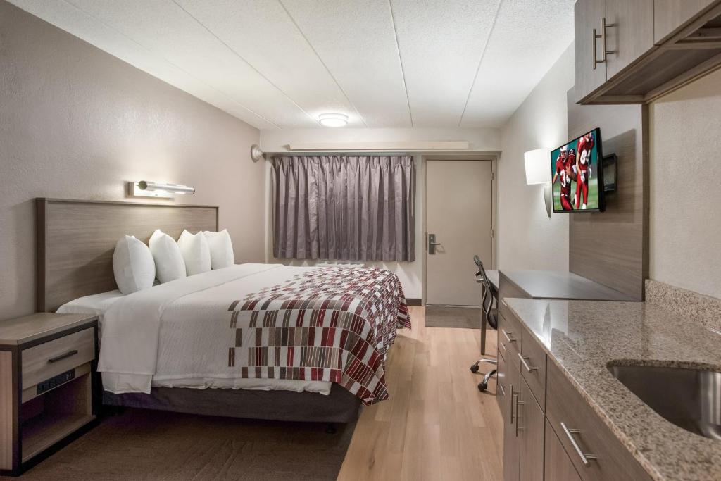 Red Roof Inn Philadelphia - Trevose - Suite King With Kitchenette Spa Bath Smoke Free