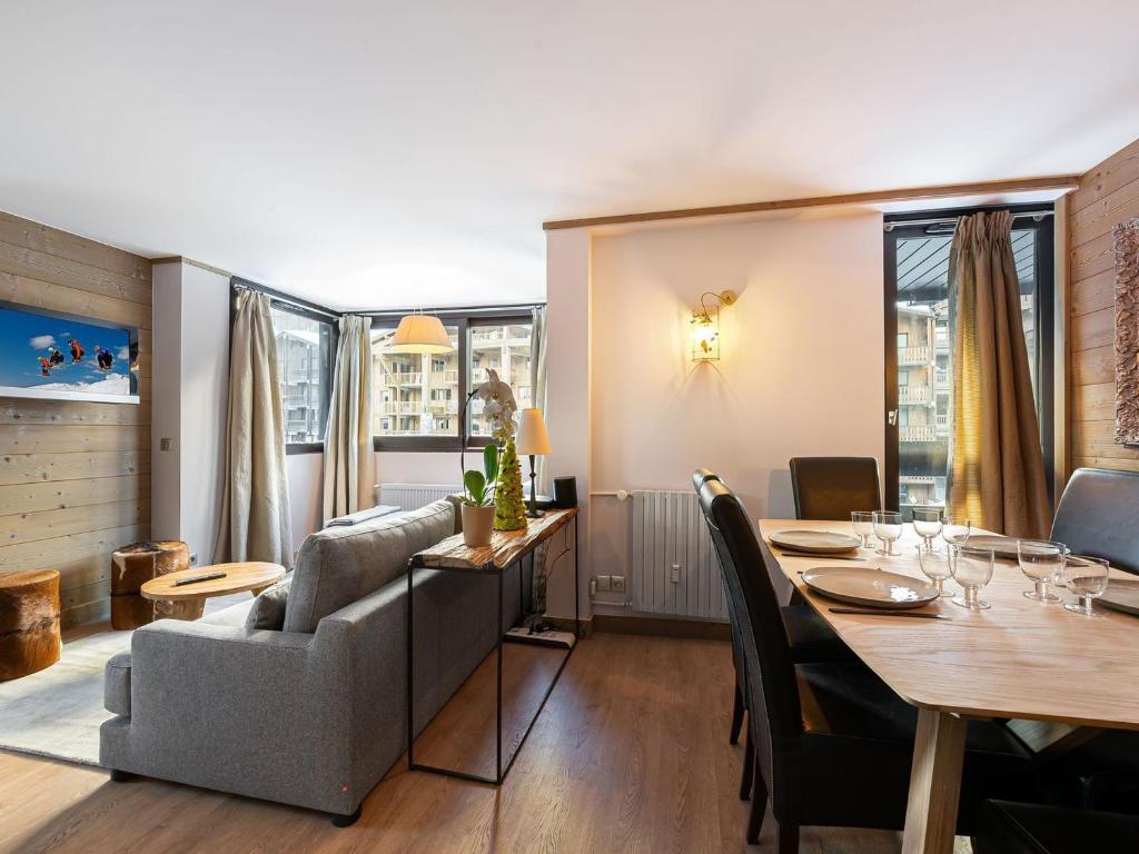 - une salle à manger avec une table et un canapé dans l'établissement Appartement Val-d'Isère, 3 pièces, 6 personnes - FR-1-567-66, à Val dʼIsère