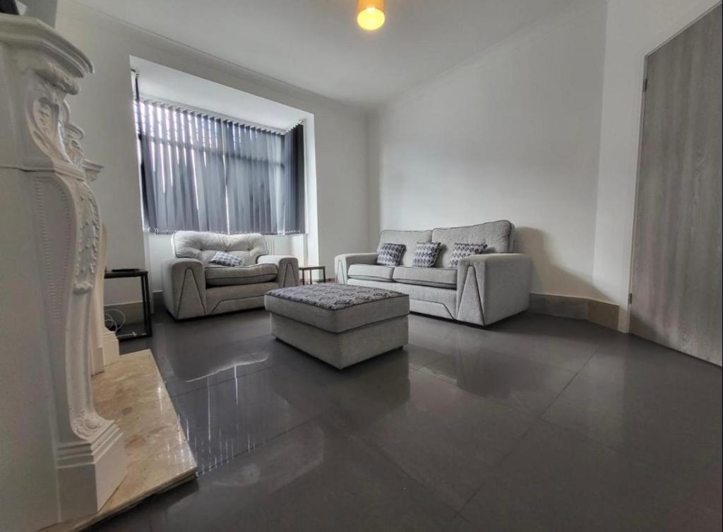 Bright 3 Bedroom house with Hot Tub, Swansea (updated prices 2024)