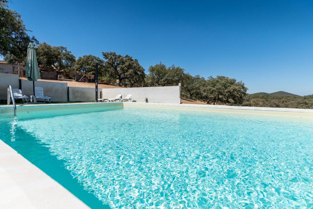 Casa Rural Quejigo con piscina - プライベートプール付きのヴィラ