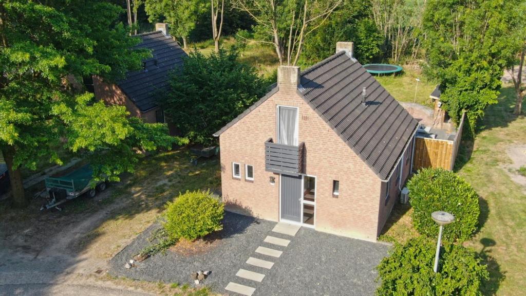 una vista aérea de una casa con garaje en Recreatiewoning Maas en Waal 191, en Ewijk