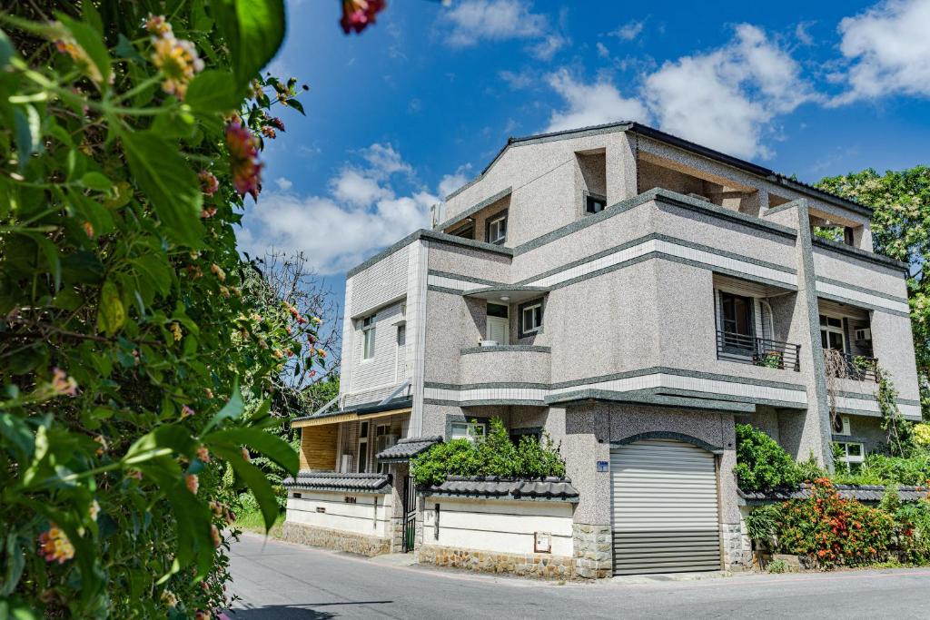 an apartment building with a gray at Hualien Wazuka Homestay in Hualien City