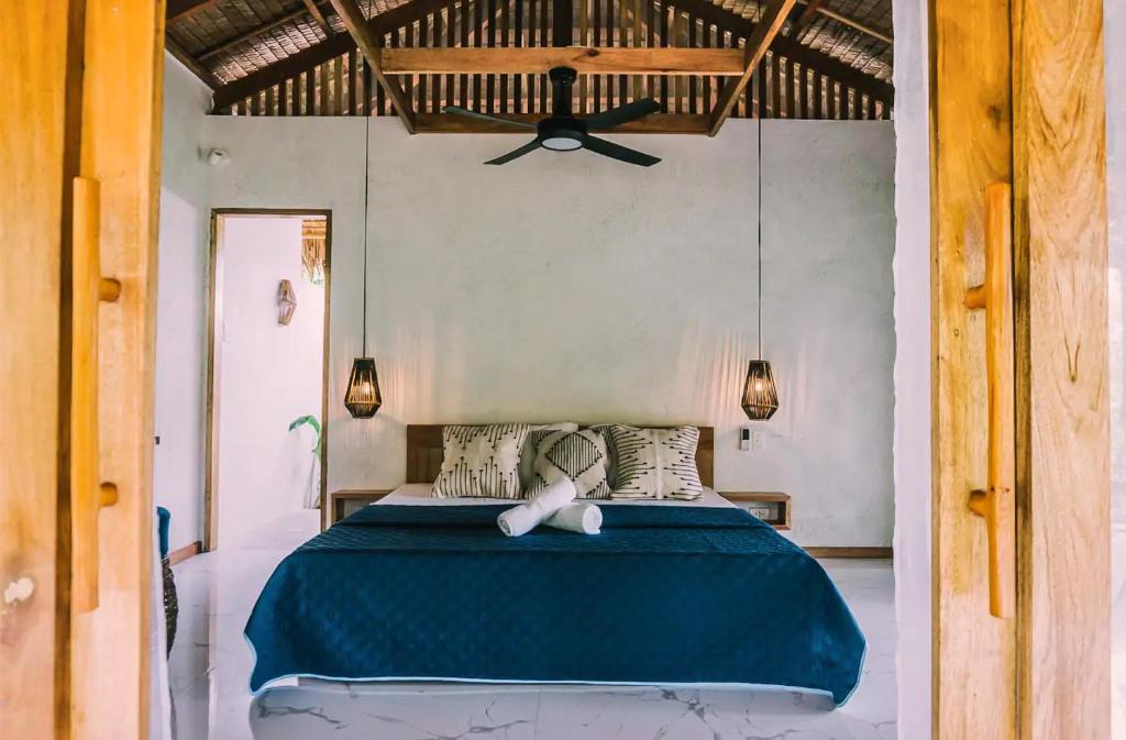 Uma cama ou camas num quarto em Eden