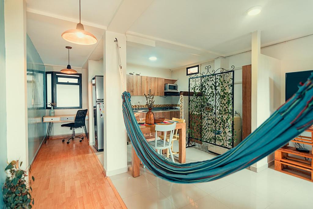 una sala de estar con una hamaca en una casa en Encantador! Con calor de hogar!!, en Medellín