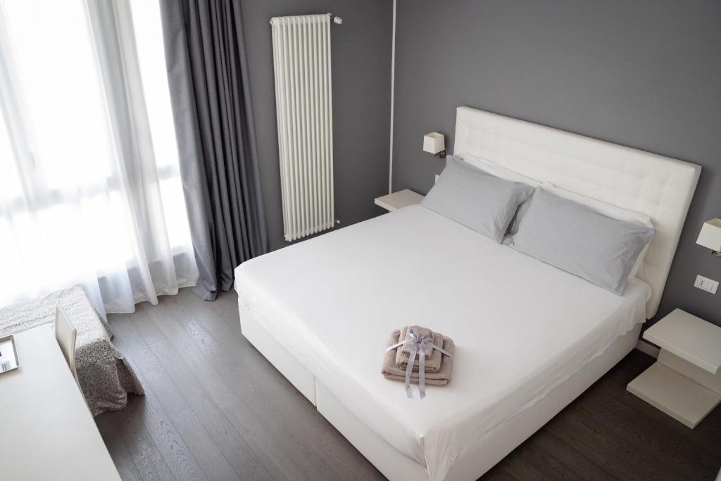 Un dormitorio con una cama blanca con una cesta. en Midnight in Genova en Génova