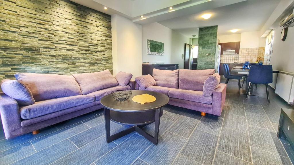 ein Wohnzimmer mit 2 Sofas und einem Tisch in der Unterkunft Luxury 2-bed apartment minutes to downtown in Nikosia