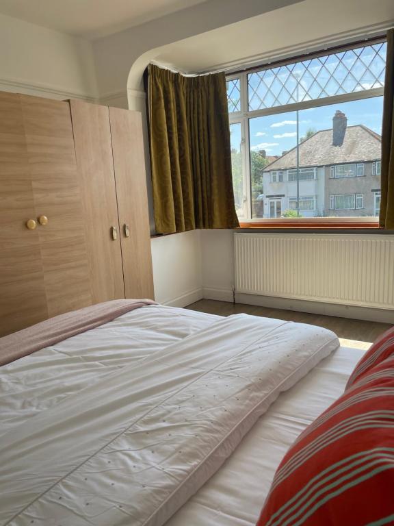 Gallery image of 3 bedroom house in Sutton in Morden