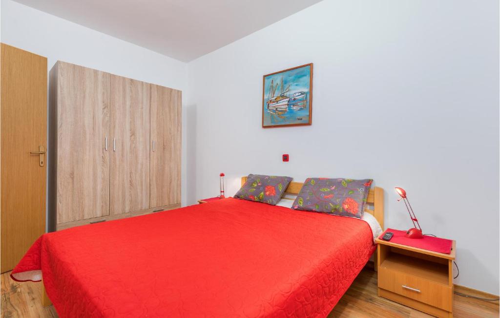 Posteľ alebo postele v izbe v ubytovaní Cozy Apartment In Valbandon With Wifi