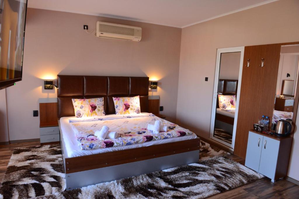 Postel nebo postele na pokoji v ubytování Family Hotel Gotse Delchev