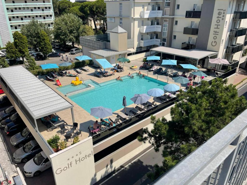 una vista aérea de una piscina con sillas y sombrillas en Hotel Golf ***S, en Bibione