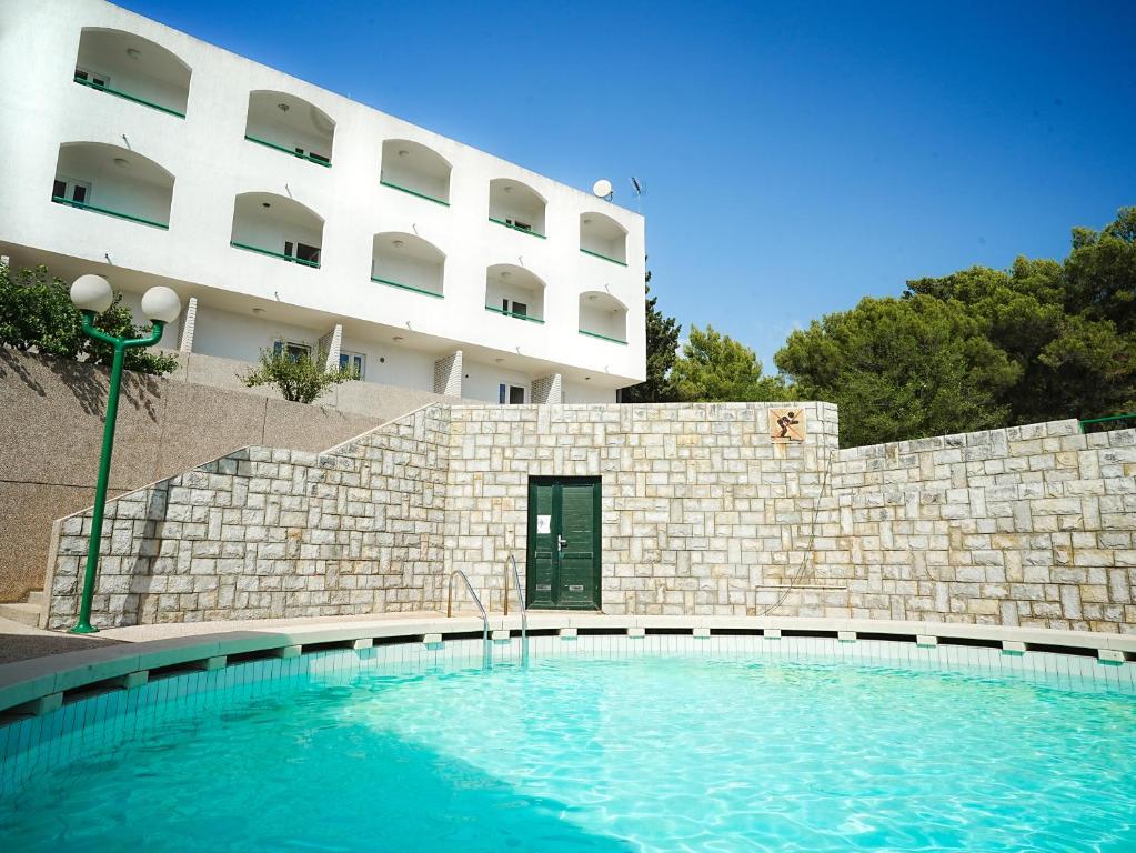 Bazén v ubytování Hotel Miran Pirovac nebo v jeho okolí
