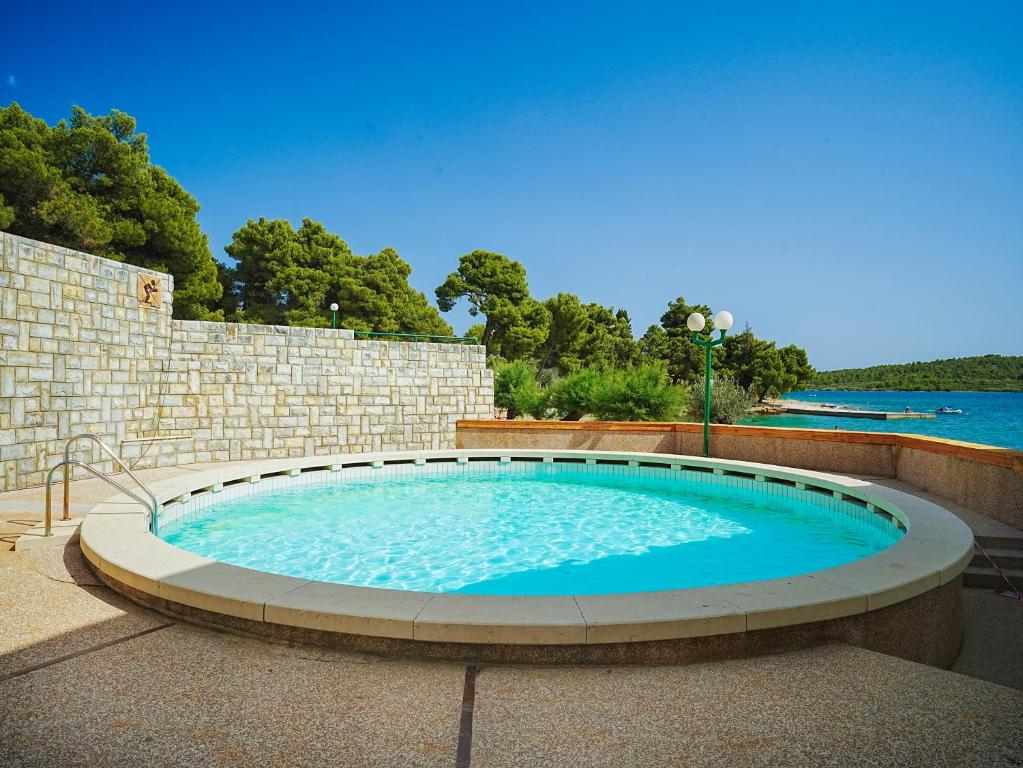 Bazén v ubytování Hotel Miran Pirovac nebo v jeho okolí