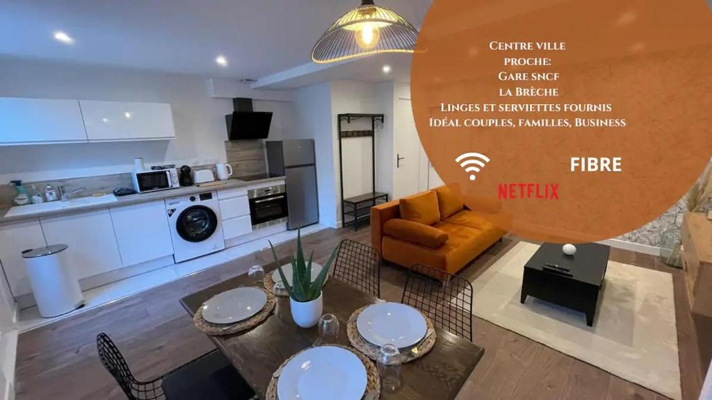 cocina y sala de estar con mesa de comedor. en Le Jardin Niortais - Hyper centre- proche gare - Paisible - Grand Jardin privé, WIFI HD -NETFLIX, en Niort